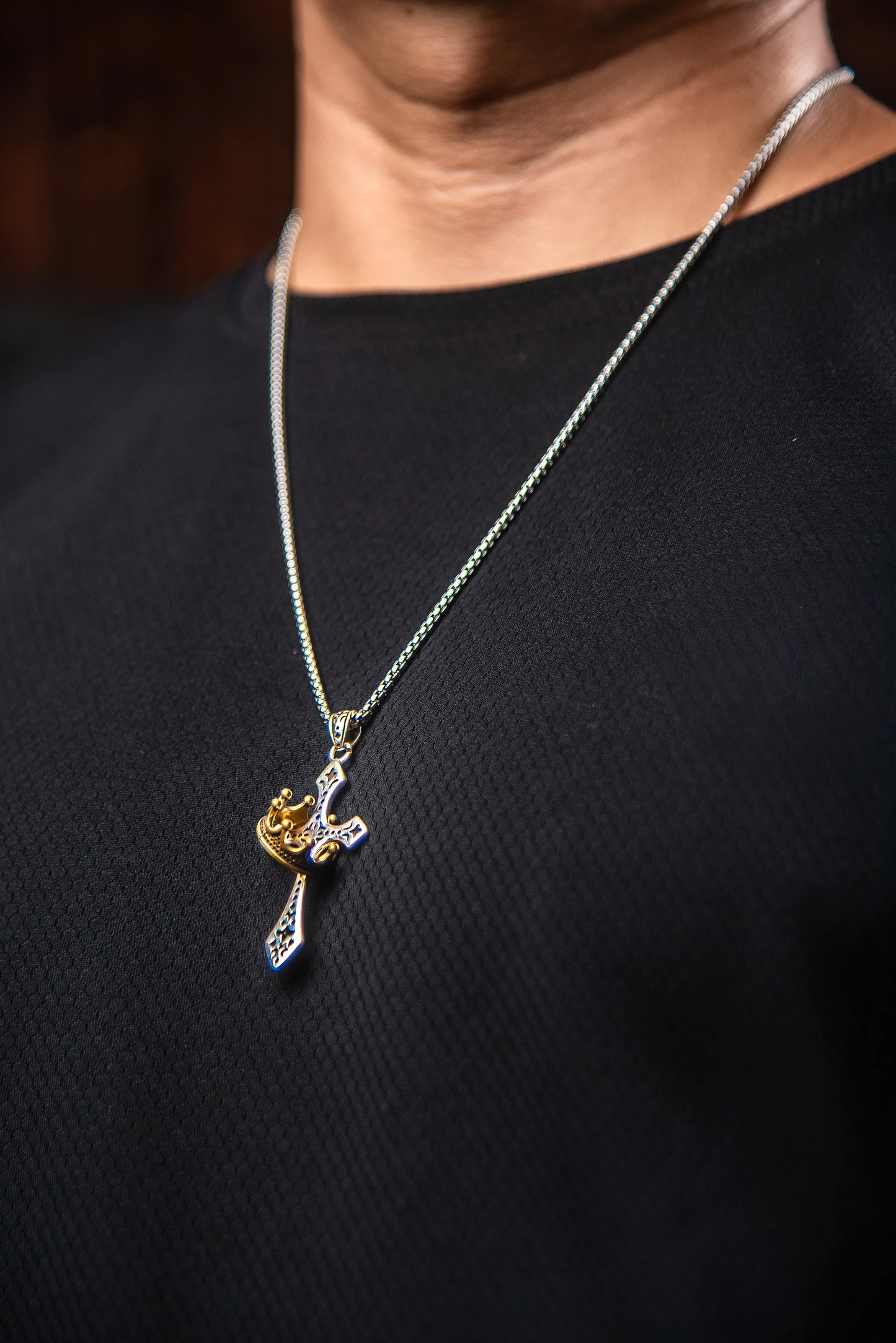 COLLAR DE CRUZ CON CORONA
